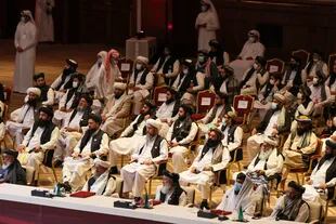 Miembros de la delegación de los talibanes asisten a la sesión de apertura de las conversaciones de paz entre el gobierno afgano y los talibanes en la capital de Qatar, Doha, el 12 de septiembre de 2020