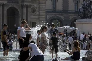 La gente se baña en las fuentes de París para paliar el calor extremo