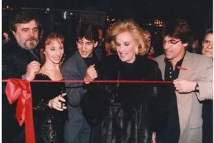 Lino Patalano, en la reinauguración del Maipo, junto a Eleonora Cassano, Mirtha Legrand, Julio Bocca y Gerardo Romano