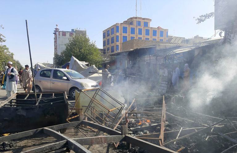 El humo sale de las tiendas dañadas después de los enfrentamientos entre los talibanes y las fuerzas de seguridad afganas en la ciudad de Kunduz
