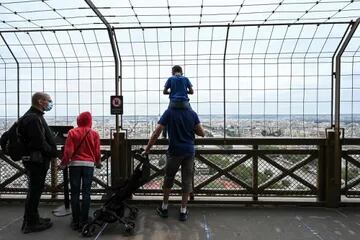 Los visitantes disfrutan de la vista desde el segundo piso de la Torre Eiffel en París