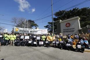 Vecinos y trabajadores de Flybondi y JetSmart se manifiestan desde las 11 de la mañana frente al aeropuerto