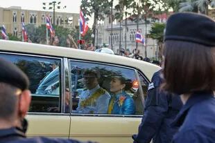 El rey Maha Vajiralongkorn junto con la reina Suthida pasaron por delante de la multitud que protestaba