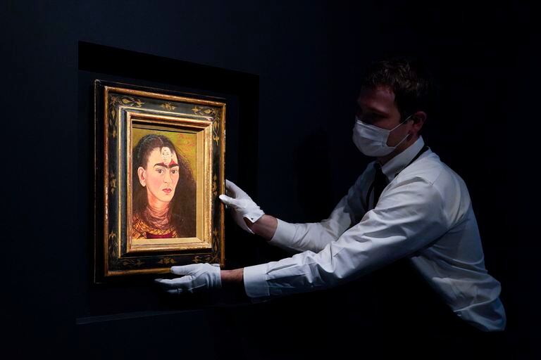 Entre los récords alcanzados en las últimas dos semanas se contó el registrado por el arte latinoamericano gracias a una obra de Frida Kahlo: su pintura Diego y yo fue comprada por Eduardo Costantini, por 34,8 millones de dólares