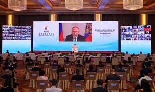 En esta foto publicada por la agencia de noticias Xinhua, el presidente ruso, Vladimir Putin, pronuncia un discurso de apertura en formato virtual en la ceremonia de apertura del Foro Empresarial BRICS en Pekín