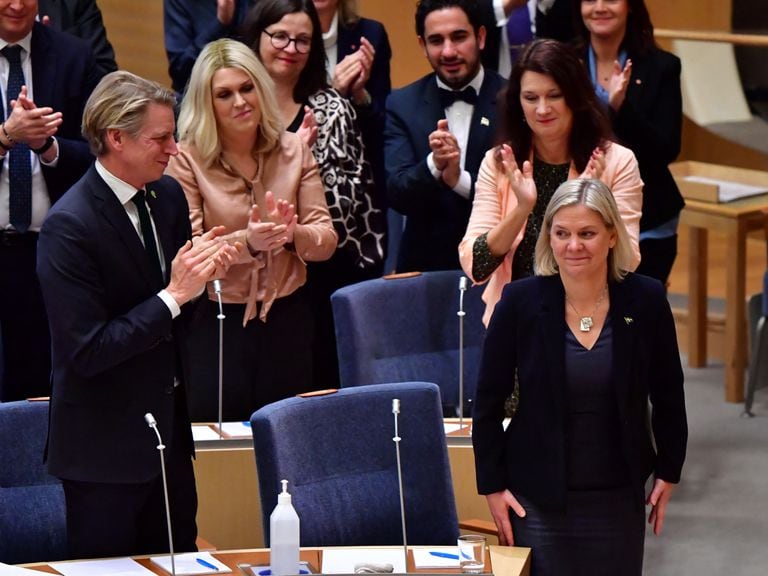 La actual ministra de Finanzas sueca y líder del Partido Demócrata Scocial, Magdalena Andersson (R), recibe aplausos después de que el parlamento sueco Riksdagen votara por segunda vez sobre su nombramiento como primera ministra en Estocolmo el 29 de noviembre de 2021