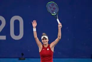 Brazos en alto para Marketa Vondrousova, de la República Checa, que dio otra sorpresa en el tenis olímpico femenino