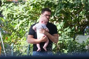 El actor Kit Harington, captado por los flashes en una salida con su pequeño hijo en un parque neoyorkino