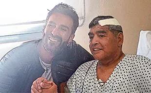 El médico Leopoldo Luque y Diego Maradona, poco después de la última operación