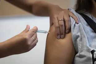 En línea con las prioridades actuales del plan de vacunación, los encuestados señalaron que el personal de salud debe ser el primero en inocularse