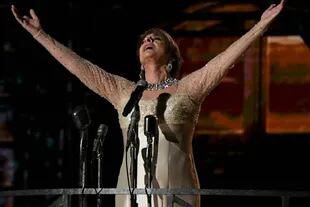La reconocida actriz de musicales Pattu LuPone, entonando "Don't cry for me, Argentina"
