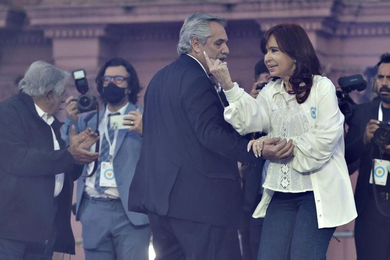 Alberto Fernández y Cristina Kirchner durante el acto por el Día de la Democracia en la Plaza de Mayo