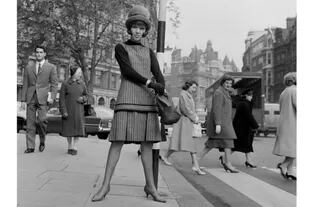 Mary Quant, posa para una fotografía cerca de su tienda de moda Bazaar, en The Brompton Road, Knightsbridge, Londres