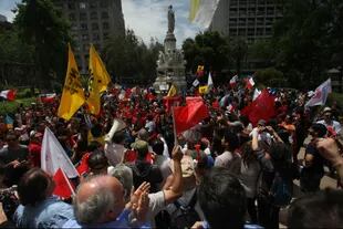 Manifestantes exigen reformas sociales en Chile por el alto costo de la vida y la desigualdad social.