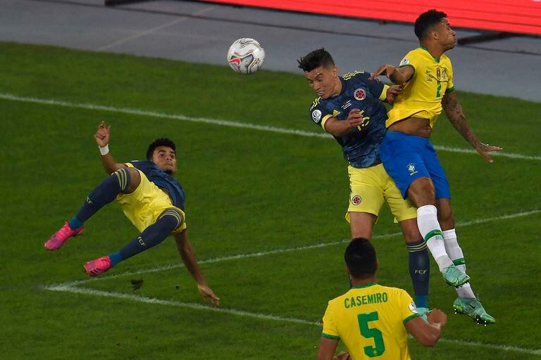 Luis Dáz at the time of scoring a great scissors goal against Brazil in the 2021 Copa América.