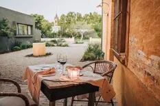 El nuevo restaurante de una conocida cocinera, con mesas en el jardín y menú a base de flores