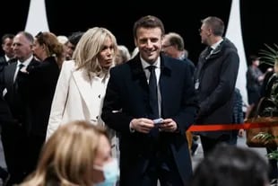 Le président français et candidat présidentiel LREM Emmanuel Macron et son épouse Brigitte Macron attendent de voter au premier tour de l'élection présidentielle.