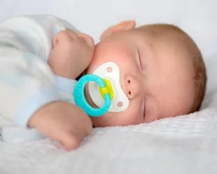El chupete bioeletrónico desarrollado por investigadores de la universidad estatal de Washington, en Estados Unidos, tienen sensores que analizan la saliva del bebé para determinar su salud, evitando las muestras de sangre