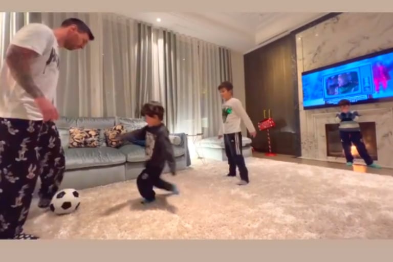 Anto Roccuzzo compartió un video de Lionel Messi jugando al fútbol con sus hijos en el living de su casa