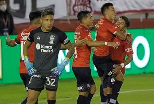 Los futbolistas de Independiente festejan la clasificación a la próxima ronda
