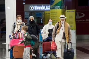 En el vuelo de LATAM viajaron 142 argentinos y residentes extranjeros en el país, varados en la India, además de otros 130 compatriotas varados en Tailandia