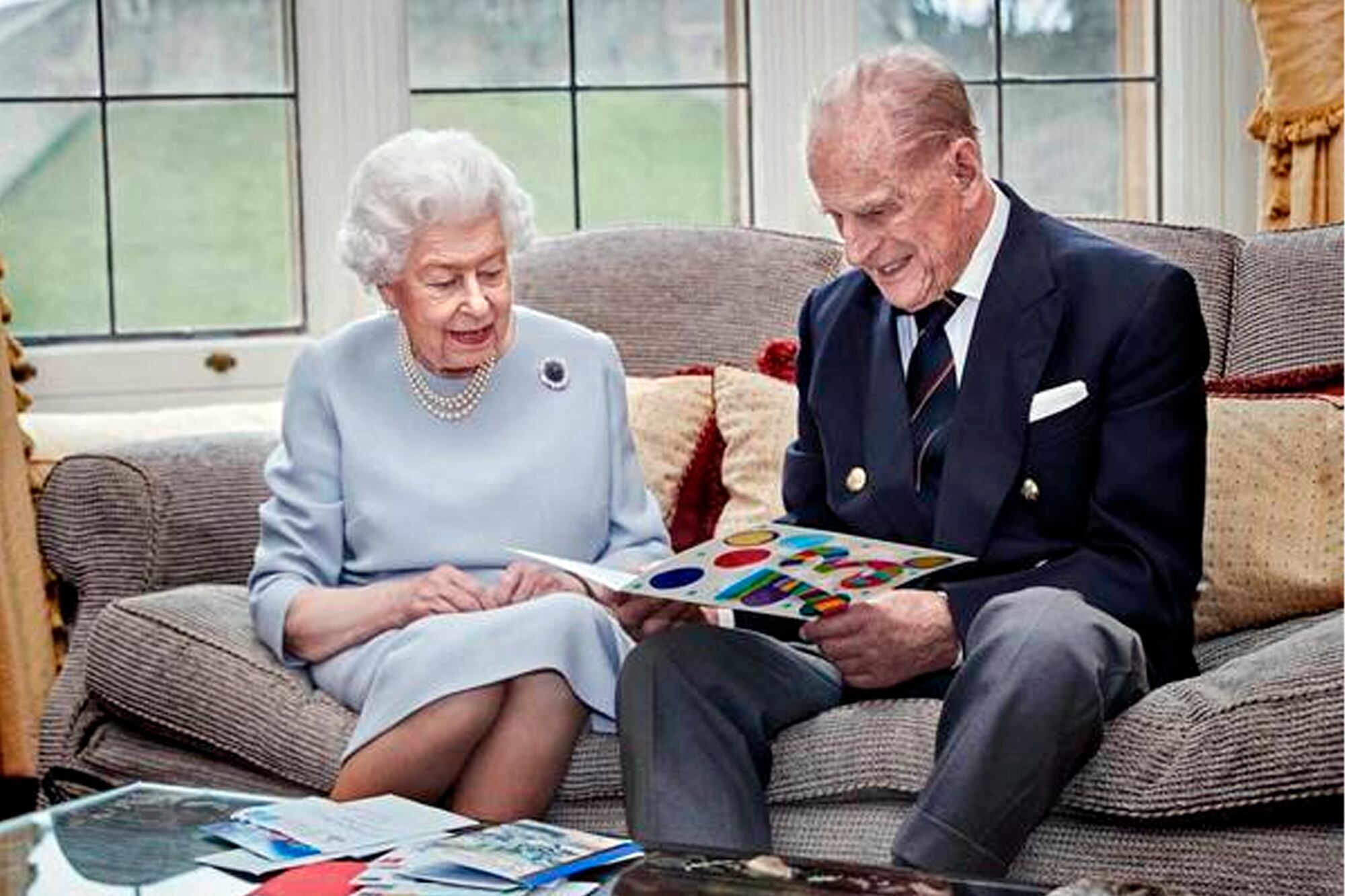 La reina Isabell y el duque Felipe de Edimburgo estuvieron casados desde 1947 hasta 2021 y tuvieron cuatro hijos, Carlos, Ana, Andrés y Eduardo