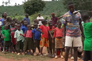 La conmovedora historia de Roger Sali: el milagro de enseñar swings y cómo disfrutar del juego en Uganda