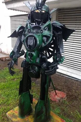 Jugo es el nombre que le dieron al Transformer verde que está en el jardín de la casa de Adrogué