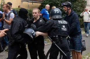 La policía alemana arresta a un participante de una protesta contra el bloqueo en Berlín