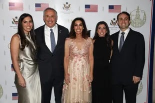 El embajador Marc Stanley y su familia en la celebración por el Día de la Independencia de EEUU