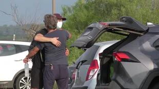 Ricardo Darín abraza a su hijo, quien viajó a Punta del Este para pasar unos días en familia