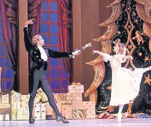 La producción de Cascanueces incluyó tres primeros bailarines del Teatro Colón