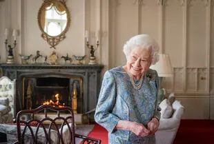 La reina Isabel II sonríe en el Castillo de Windsor, Inglaterra, el 28 de abril de 2022