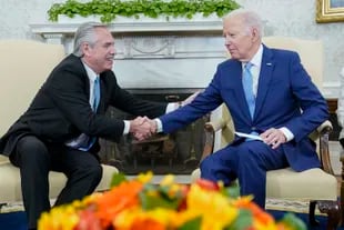 El presidente Joe Biden se reúne con el presiente argentino Alberto Fernández en la Oficina Oval de la Casa Blanca en Washington, el miércoles 29 de marzo de 2023. (AP Foto/Susan Walsh)