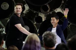 Elon Musk, junto a Yusaku Mawzawa, en la presentación de la iniciativa de turismo espacial, en Los Ángeles
