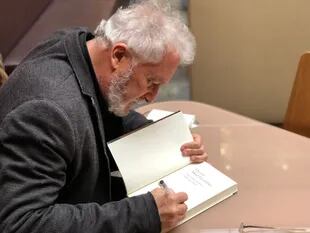 Abad Faciolince firma ejemplares durante la presentación de su nueva novela en España