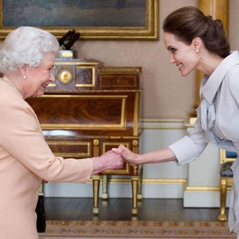 La reina Isabel junto a Angelina Jolie en 2014 (Foto: Archivo)