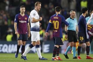 El goleador Harry Kane, tiempos modernos de la selección inglesa, le pide la camiseta a Messi