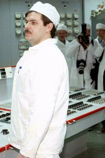 Un ingeniero de servicio supervisa el 7 de abril de 1996 el trabajo de la central nuclear de Chernobyl en Ucrania, cuya explosión ocurrida en el año 1986 envió nubes radiactivas a toda Europa
