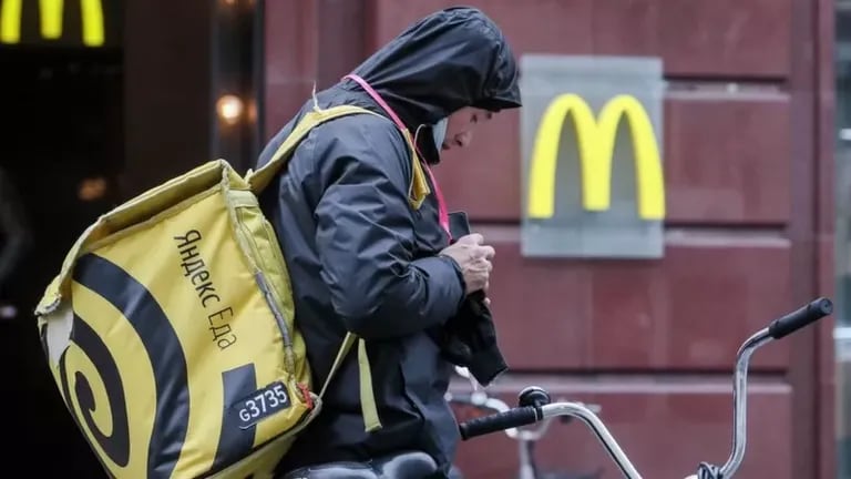 Un repartidor espera a la salida de un McDonald's en Russia
