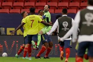 Colombia's goalkeeper David Ospina, center right, and , teammate Yerry Mina, center, celebrate after defeating Uruguay 4-2 in a penalty shootout during a Copa America quarterfinal soccer match at the National stadium in Brasilia, Brazil, Saturday, July 3, 2021. (AP Photo/Bruna Prado)