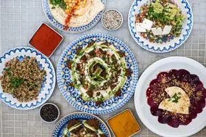 4 propuestas para celebrar Rosh Hashaná y disfrutar del pastrón y otros platos típicos