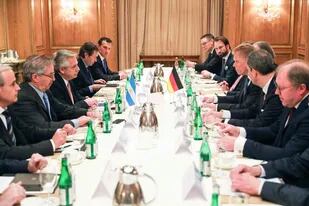 El presidente Alberto Fernández mantuvo hoy en Berlín un desayuno de trabajo con líderes de empresas alemanas que invierten en la Argentina