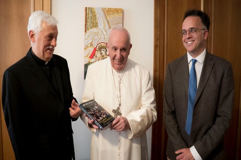 Arturo Sosa le entrega su libro al papa Francisco