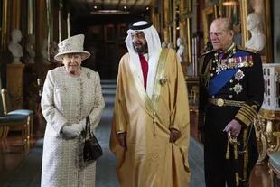 La reina Isabel II de Gran Bretaña y el príncipe Felipe, duque de Edimburgo caminan con el presidente emiratí, el jeque Khalifa bin Zayed al-Nahayan, después de la bienvenida oficial y antes de un almuerzo durante el primer día de la visita de estado del Jeque a Gran Bretaña en el Castillo de Windsor, Berkshire, el 30 de abril de 2013