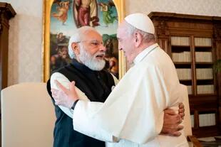 El primer ministro de India, Narendra Modi (izquierda), y el papa Francisco se abrazan durante una audiencia privada, en el Vaticano, el 30 de octubre de 2021. (Vatican Media vía AP)