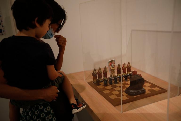 En "Arte en juego" se exhiben tableros de ajedrez creados por León Ferrari, Edgardo Antonio Vigo y Horacio Zabala, entre muchas otras obras.
