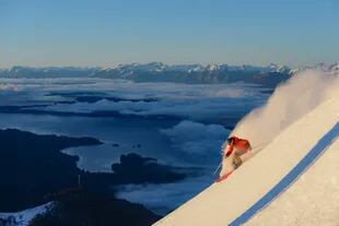 Una foto actual de una pista de esquí del Cerro Bayo, desde donde se puede disfrutar de una privilegiada vista del lago Nahuel Huapi.