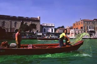 Pionero del activismo ecológico argentino, en 1968 Nicolás García Uriburu coloreó el Gran Canal durante la Bienal de Arte de Venecia