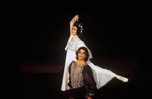 La bailarina italiana Carla Fracci con el rumano Gheorghe Iancu, en un espectáculo dedicado a la memoria de Maria Callas, en Verona. La misma pareja había presentado este título en el Teatro Colón dos años antes
